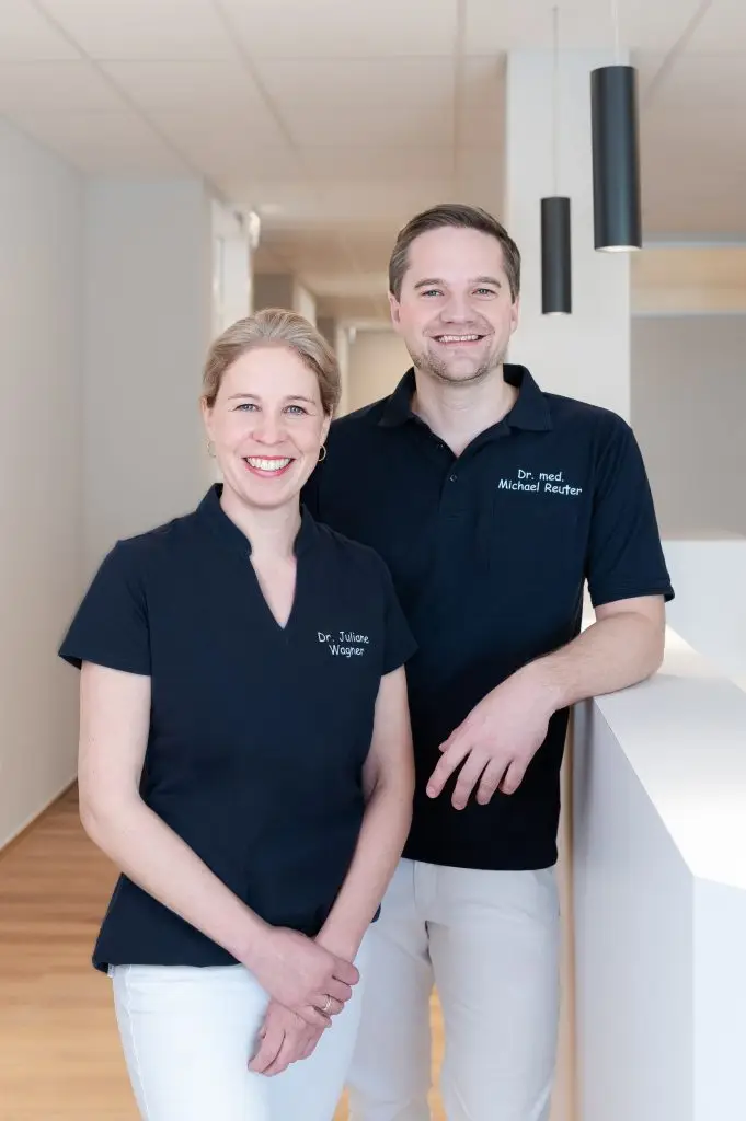 Dr. Juliane Wagner und Dr. Michael Reuter im Flur der Praxis