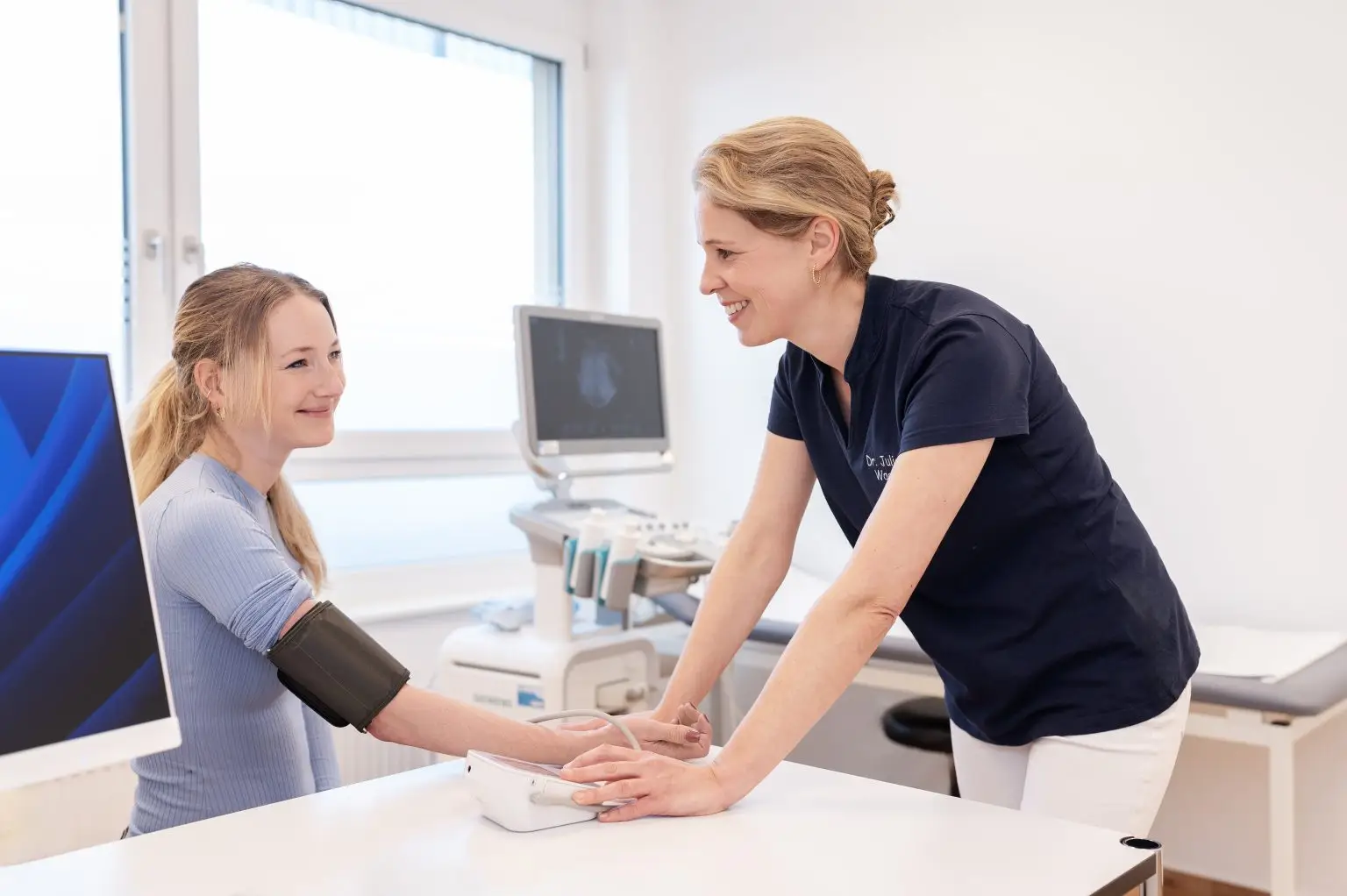 Blutdruckmessung im Behandlungsraum