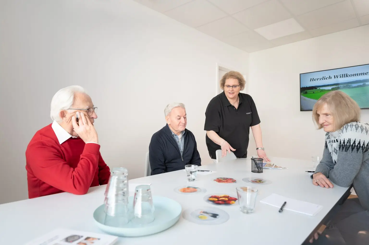 Diabetes-Schulung in einer kleinen Gruppe im Schulungsraum der Praxis
