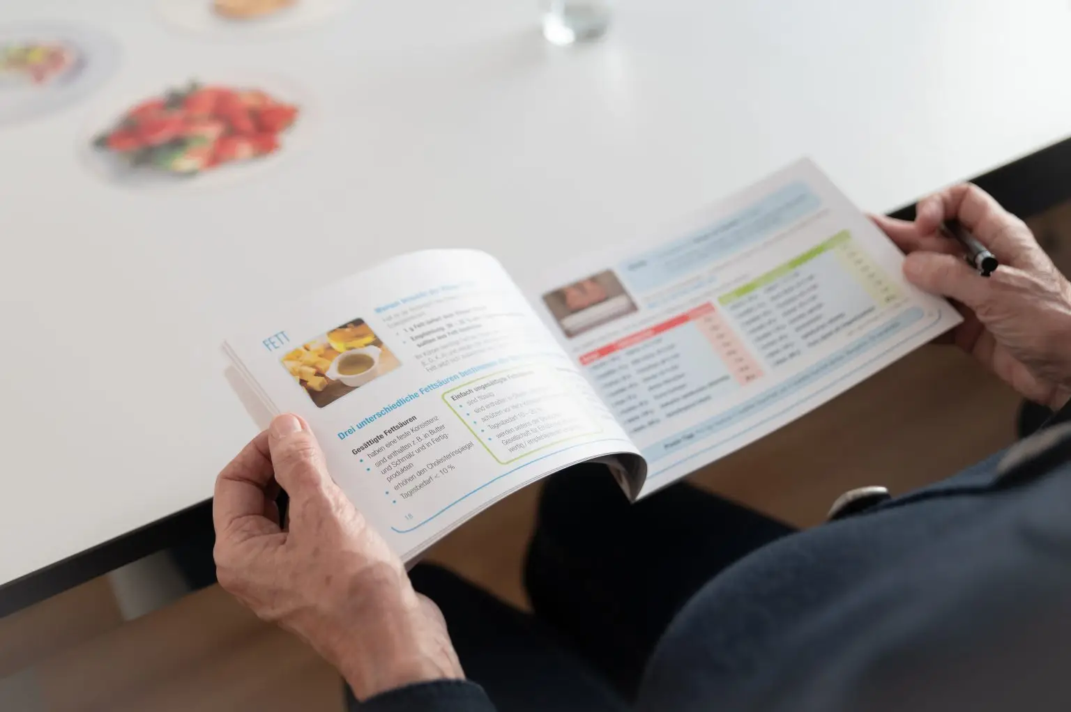 Patient liest eine Informationsbroschüre zur Ernährung